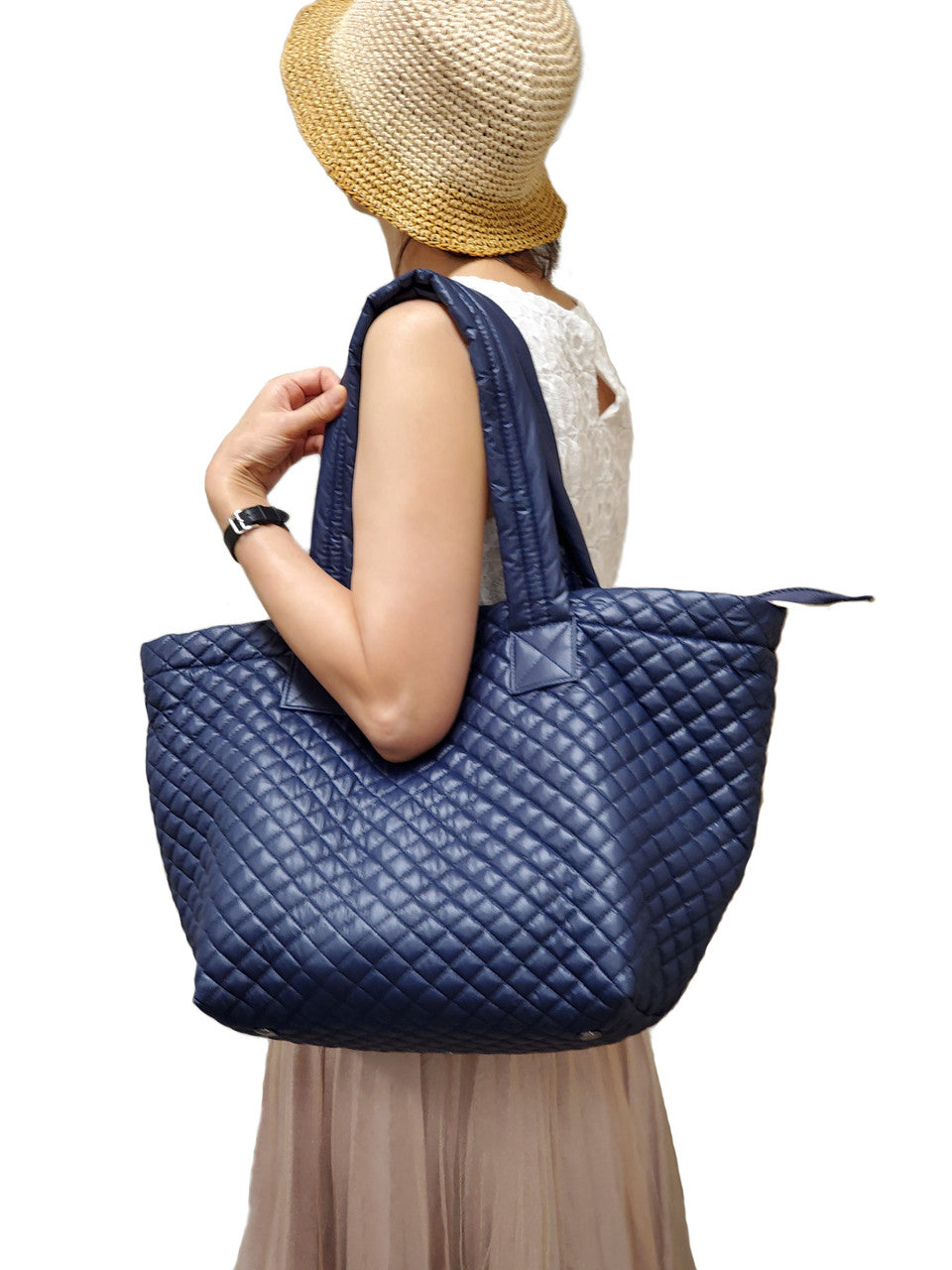 ClaraNY Ultra lightweight Zipper closure Quilted Large Tote with Pouch water repellent
